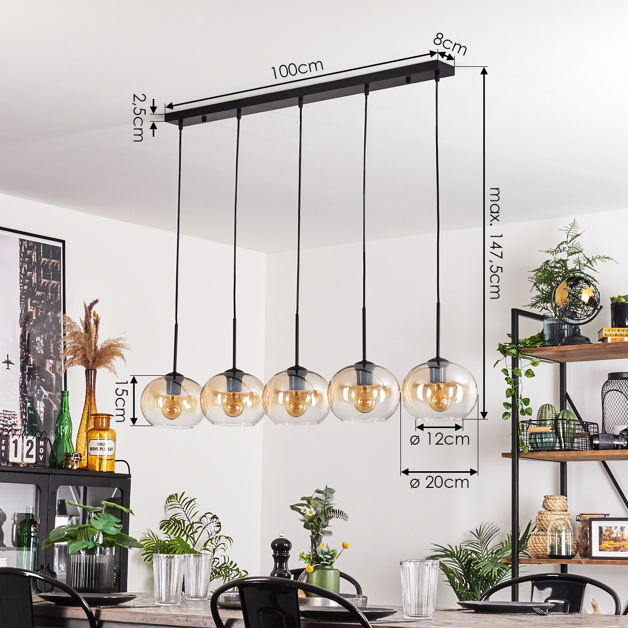 Esszimmer mit Hängelampen. Die Lampen sind Glaskugeln mit bernsteinfarbenen Glühbirnen. Tisch ist gedeckt.