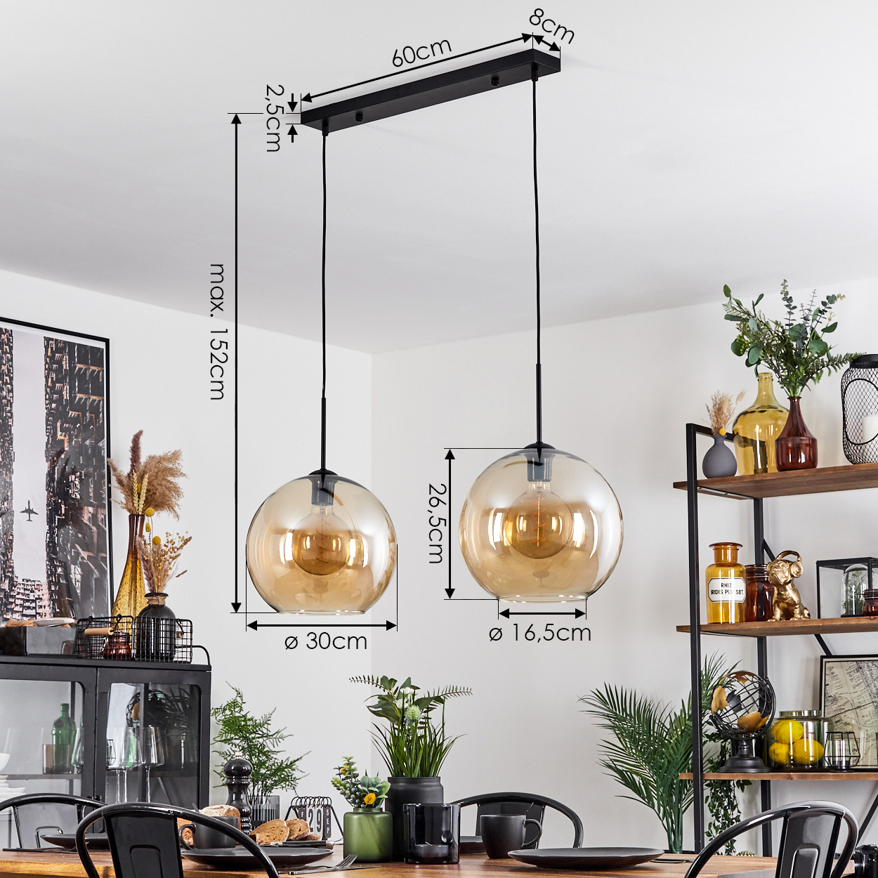 Zwei Pendelleuchten mit orangefarbenen Glühbirnen. Abmessungen sind angegeben. Ein Esszimmer mit Dekoration.