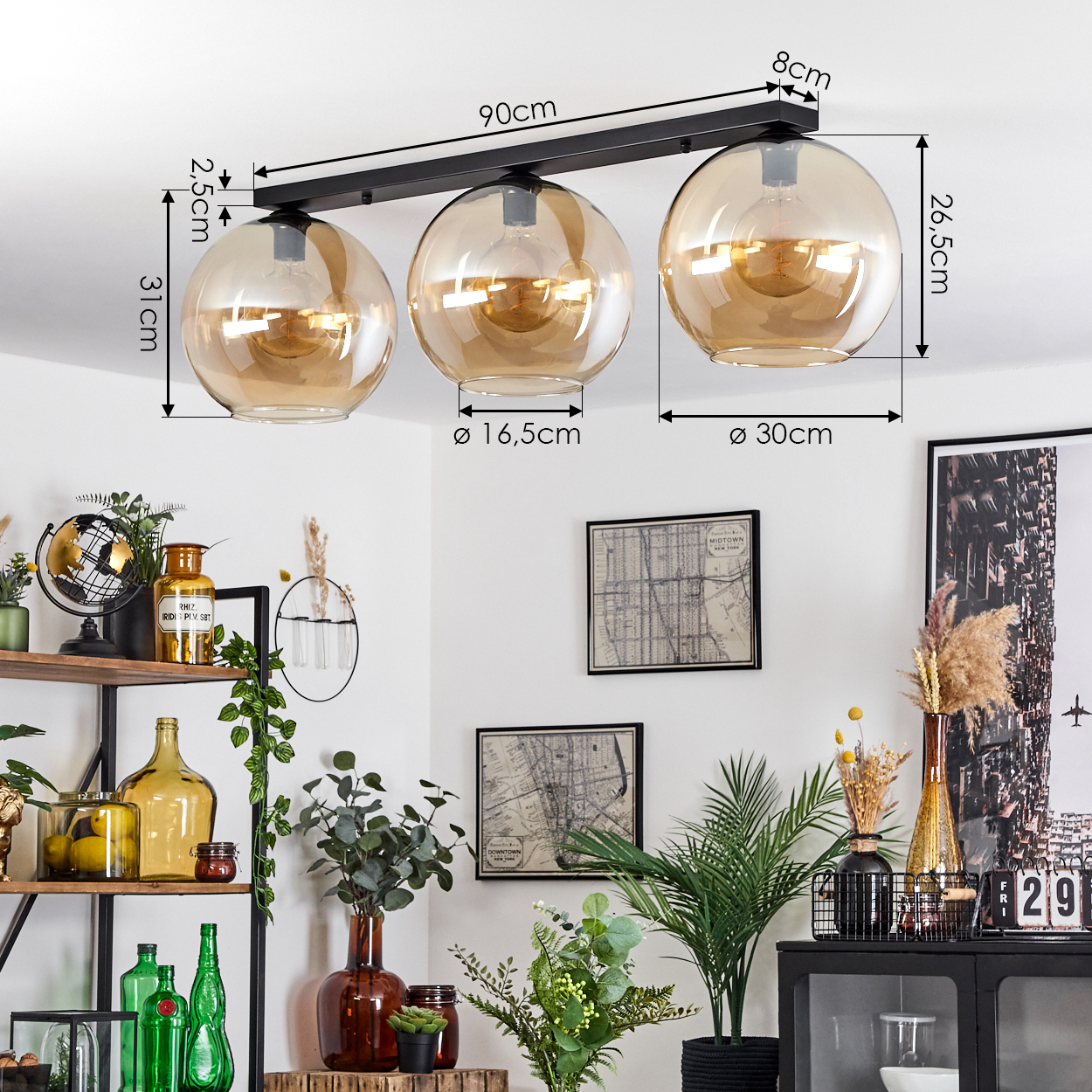Eine Deckenlampe mit drei bernsteinfarbenen Glaskugeln und schwarzem Rahmen, mit Abmessungen.