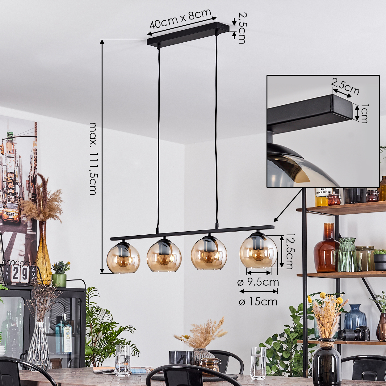 Nahaufnahme einer Deckenleuchte mit vier bernsteinfarbenen Glaskugeln. Abmessungen und Maße werden angezeigt.