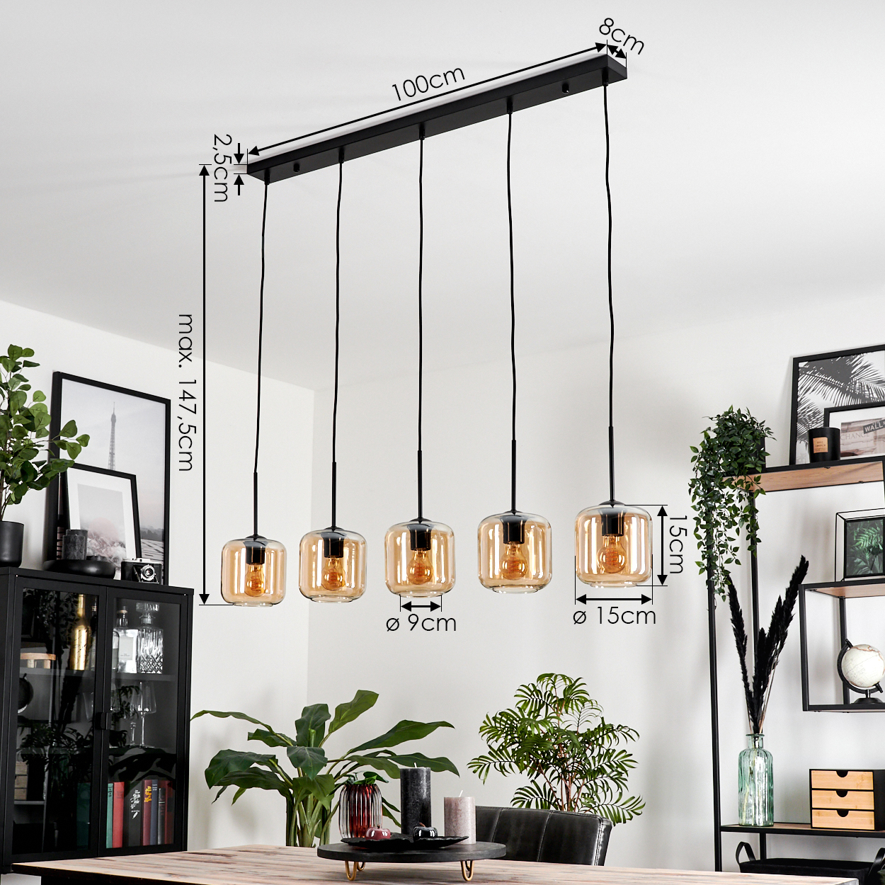 Esszimmer mit Holztisch und fünf Pendelleuchten. Abmessungen sichtbar.