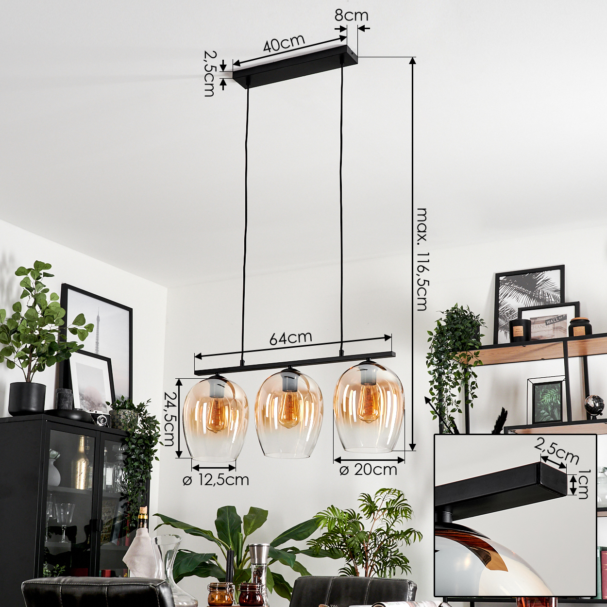 Eine Hängelampe mit drei bernsteinfarbenen Glasschirmen. Abmessungen: 64 cm breit, 24,5 cm Schirmabfall, 12,5 cm Schirmdurchmesser.