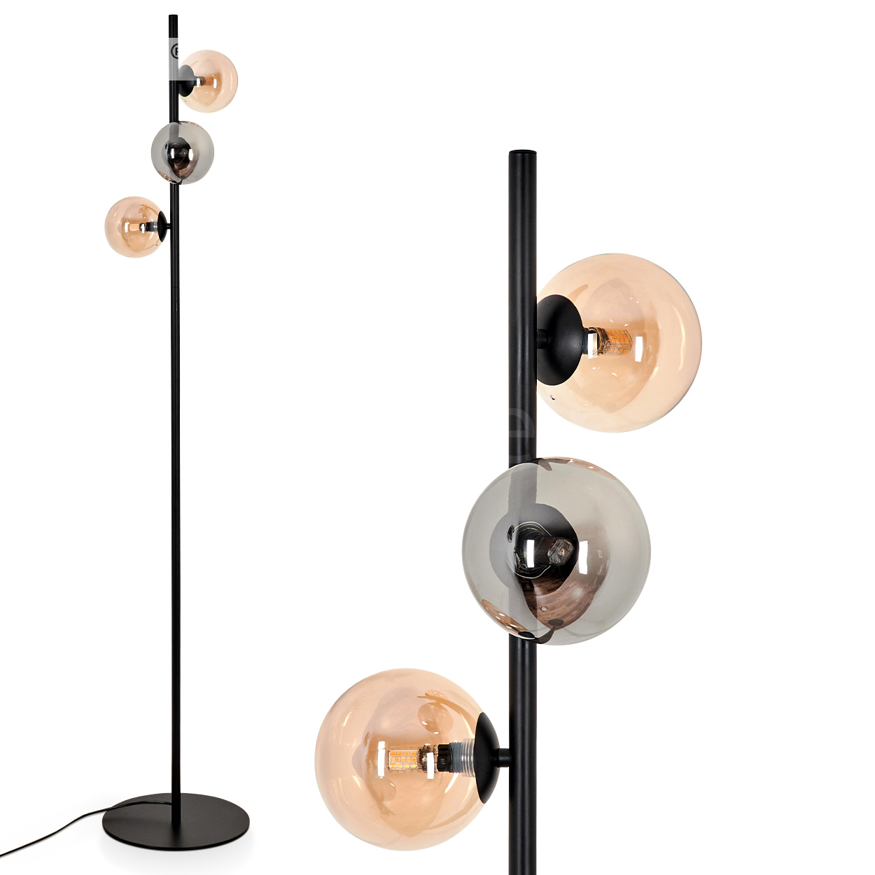 Eine schwarze Stehlampe mit vier kugelförmigen Glasschirmen, einer verchromt und zwei bernsteinfarben, mit Glühbirnen darin.