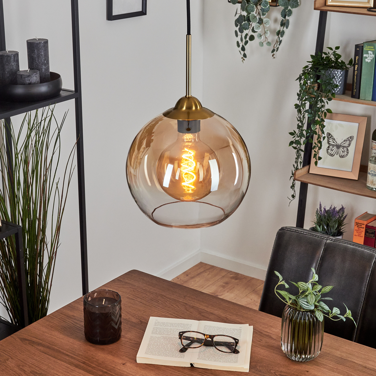 Ein Esszimmer mit einer bernsteinfarbenen Hängelampe. Die Szene umfasst einen Holztisch und Dekoration.