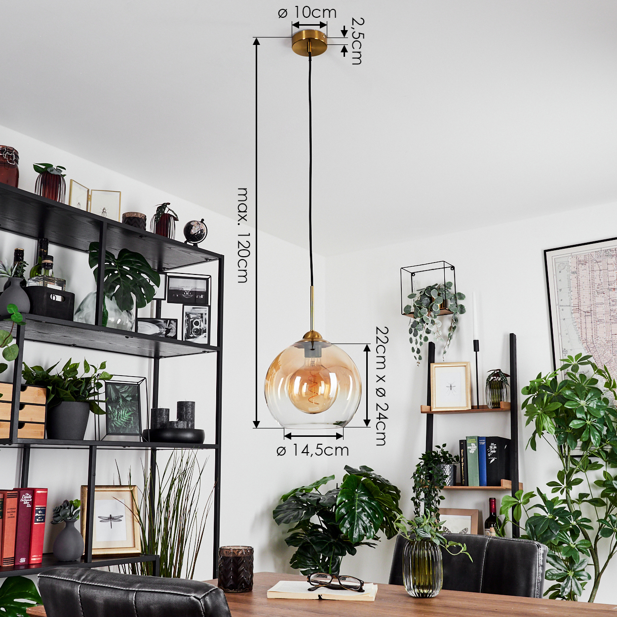 Esszimmer mit Pendelleuchte. Bernsteinfarbene Glaskugel. Schwarze Regale, Dekoration und Pflanzen sichtbar.