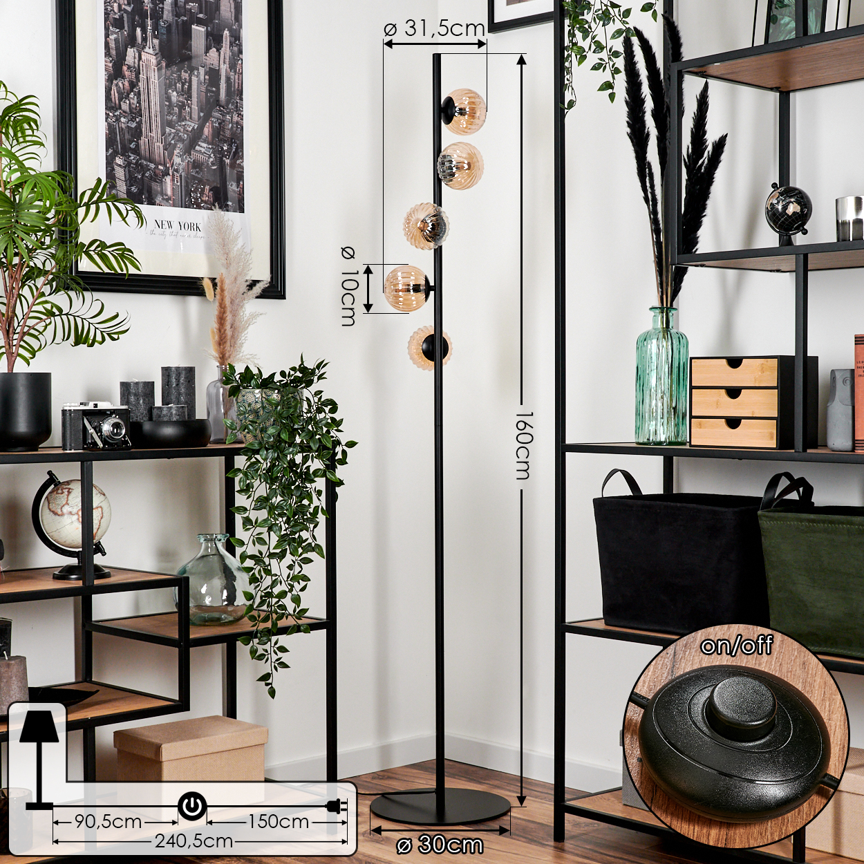 Eine hohe schwarze Stehlampe mit vier Kugelleuchten, präsentiert mit Dekor und Schalter.