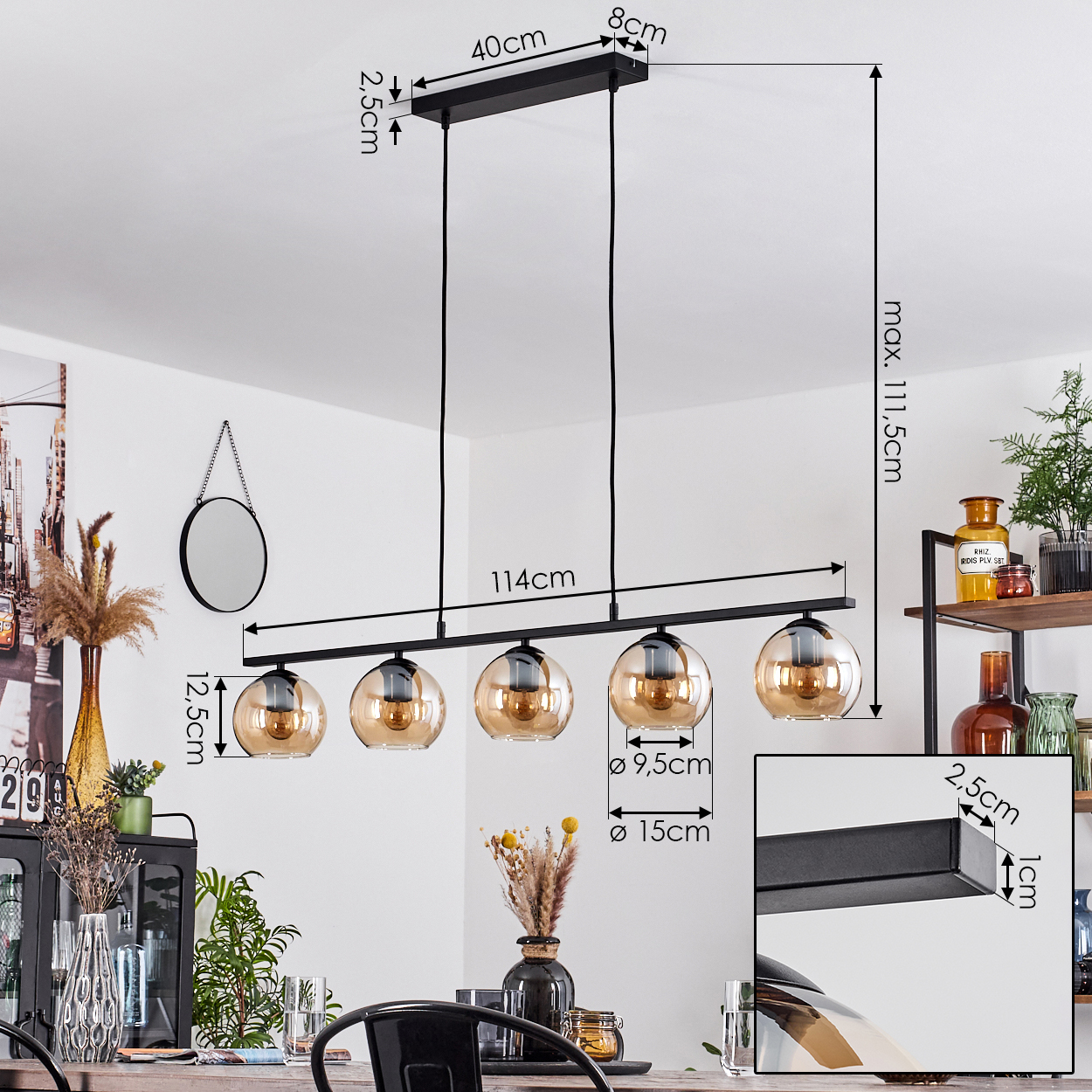 Eine schwarze lineare Pendelleuchte mit bernsteinfarbenen Glaskugeln hängt über einem Holztisch. Maße sind angegeben.