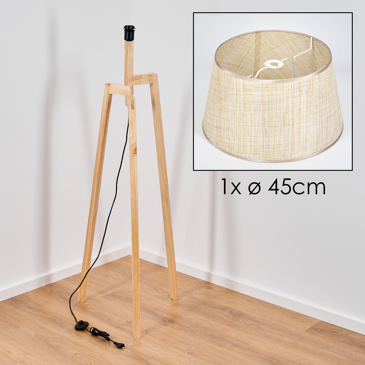 Holz-Stativ-Stehleuchte mit gewebtem Lampenschirm, in einer Ecke platziert.
