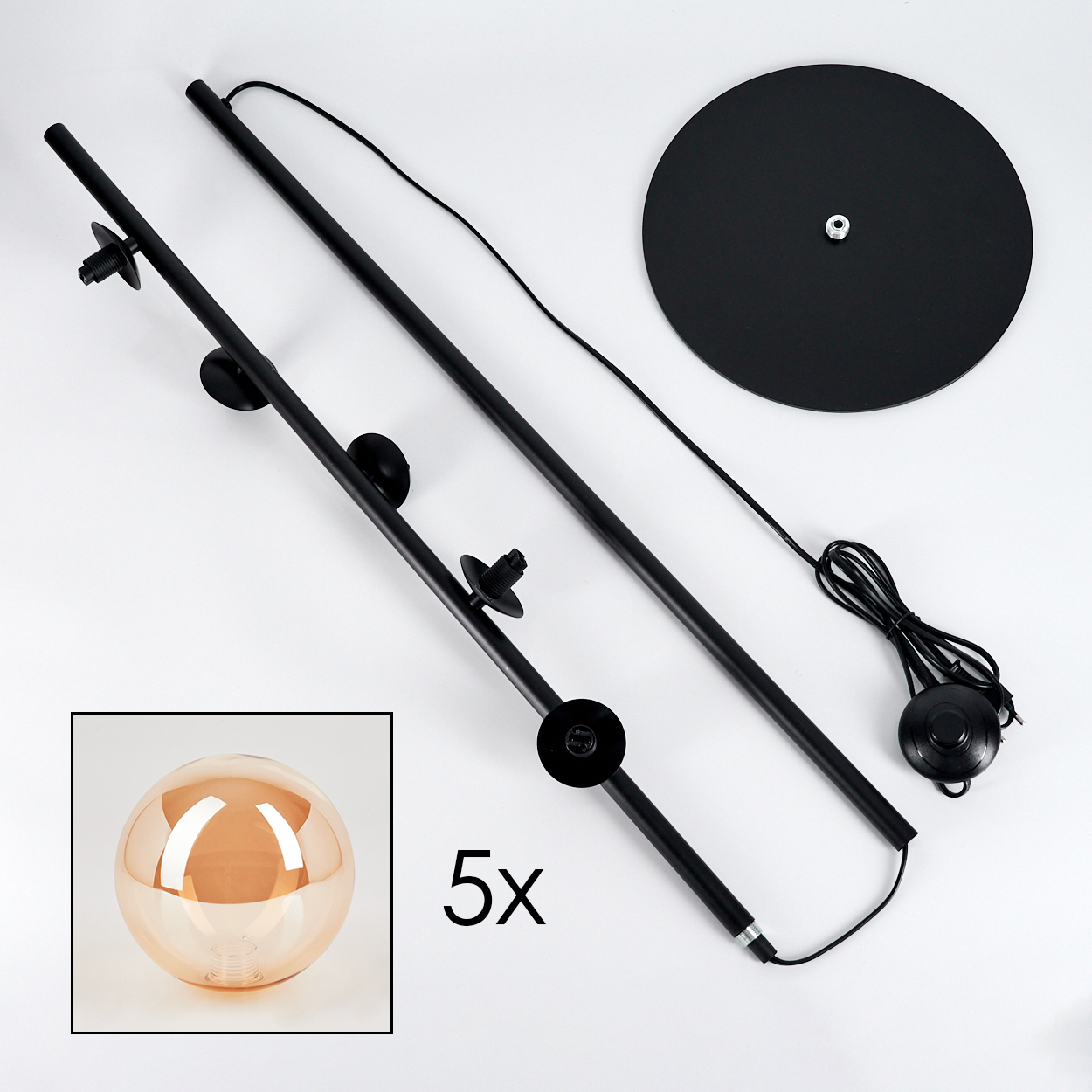 Komponenten einer Stehlampe: Sockel, Stange, zwei Stangen und ein bernsteinfarbener Kugelschirm.