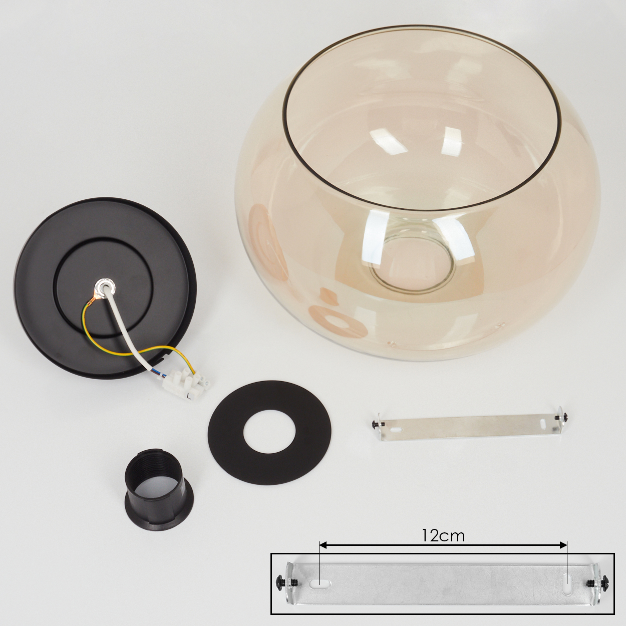 Zerlegte Deckenleuchte mit Komponenten: Glasschirm, schwarzer Sockel und Montagematerial.