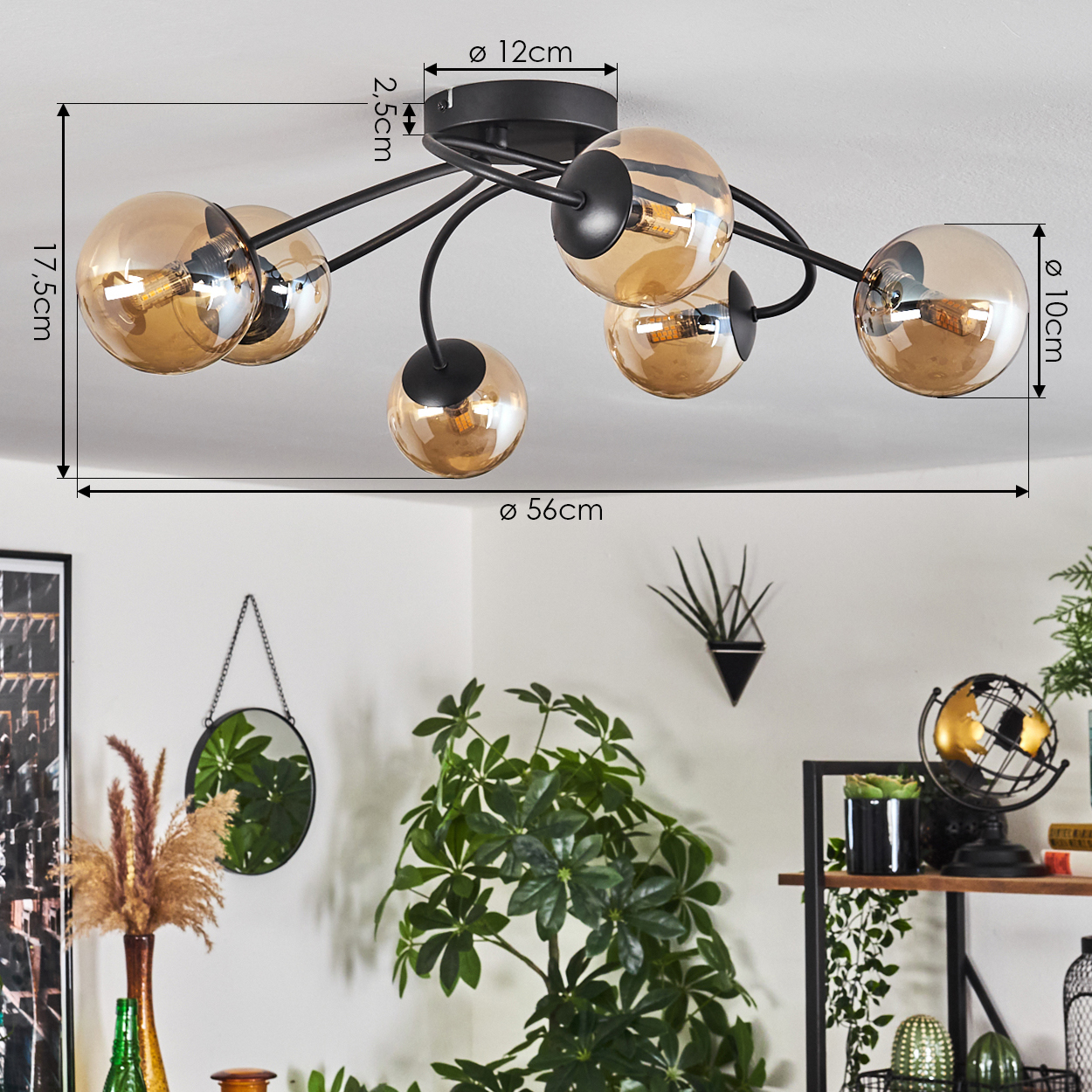 Deckenlampe mit sechs bernsteinfarbenen Glaskugeln. Abmessungen sind angegeben. Pflanzen, Kunstwerke und Dekoration im Hintergrund.