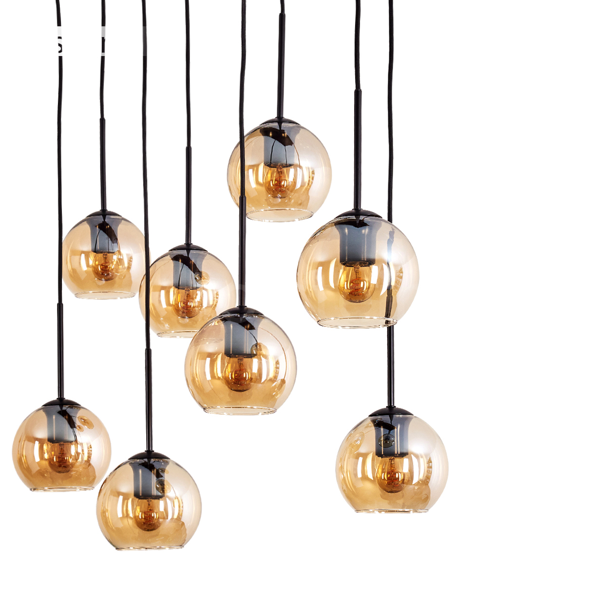 Mehrere Pendelleuchten mit bernsteinfarbenen Glasschirmen und Edison-Glühbirnen, isoliert auf weißem Grund.