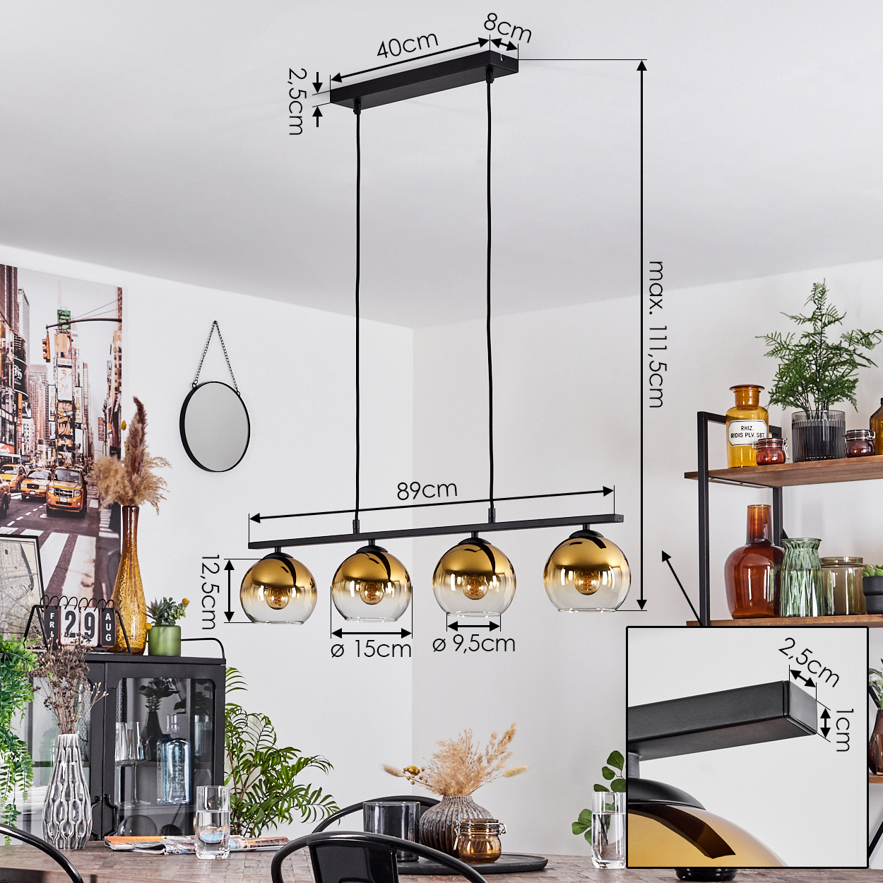 Esszimmer mit Pendelleuchten, Holztisch, Pflanzen und Dekoration. Abmessungen der Leuchte sind angegeben.
