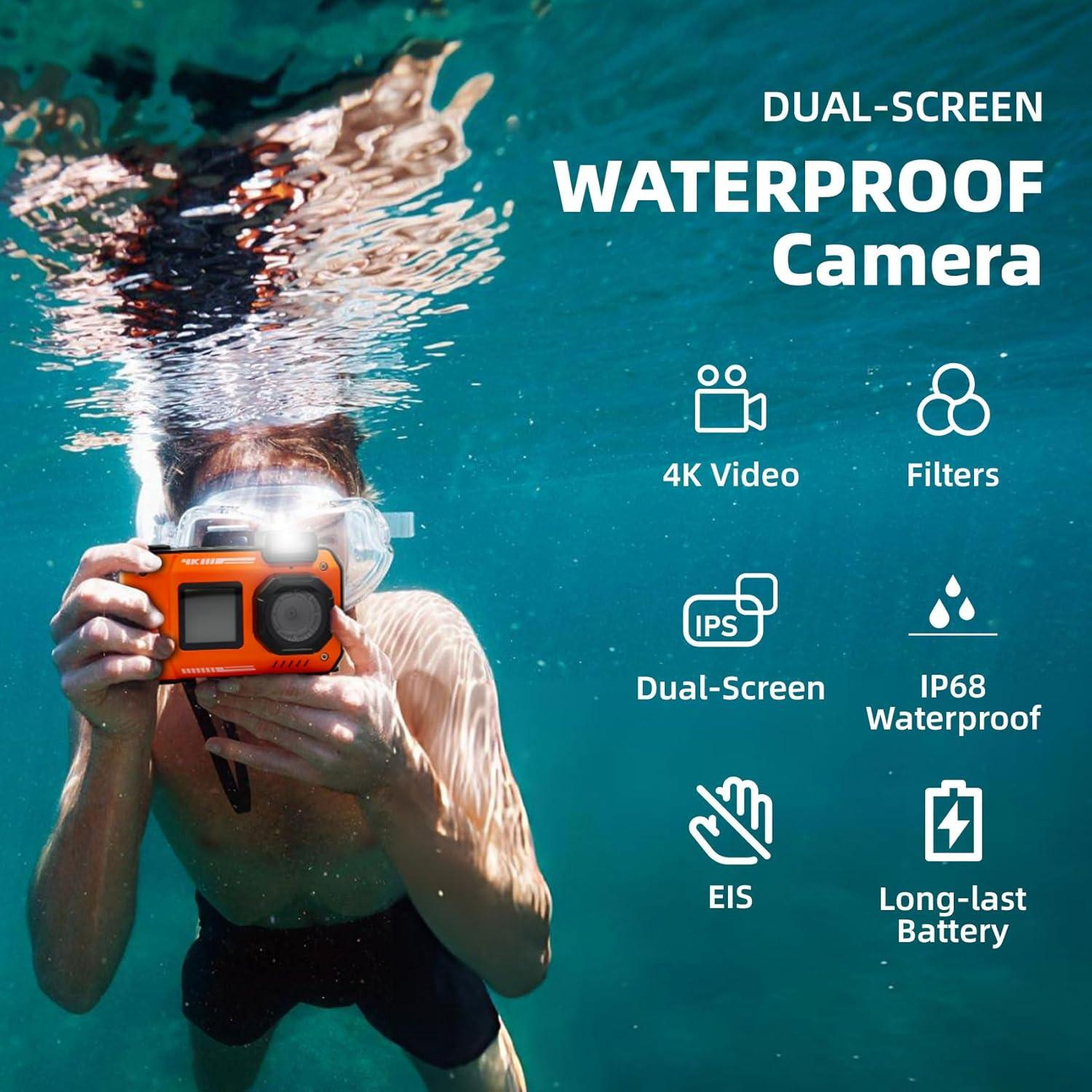 Eine Person unter Wasser, die eine orangefarbene wasserdichte Kamera mit Symbolen und Text hält.