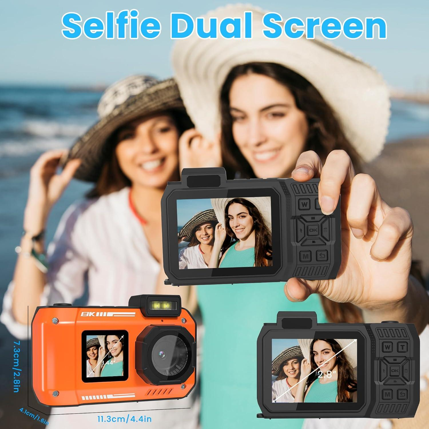 Zwei Frauen machen Selfies mit einer Kamera. Die Kamera ist orange und hat ein Dual-Screen-Display.