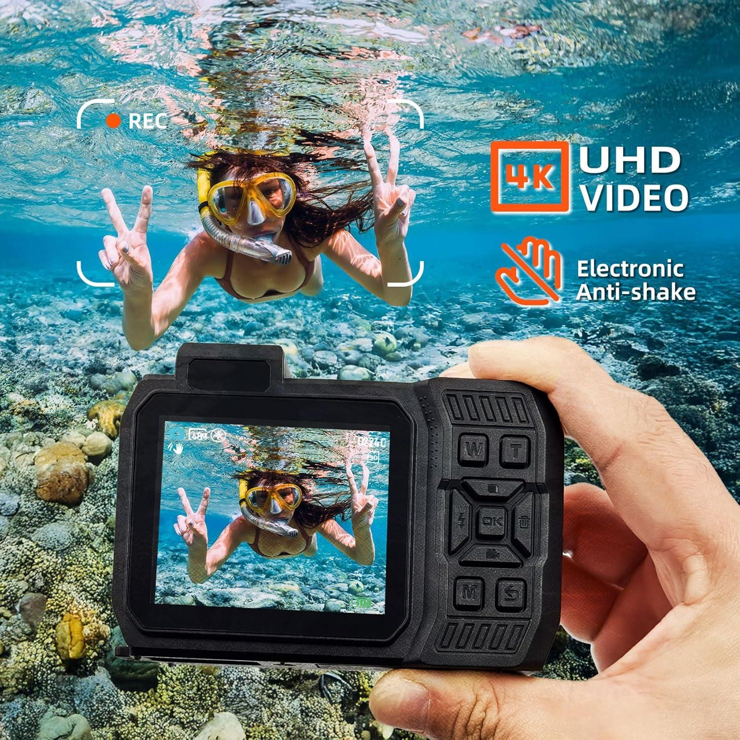 Eine Person hält eine Kamera unter Wasser und zeigt ein Mädchen, das schwimmt und Friedenszeichen macht.