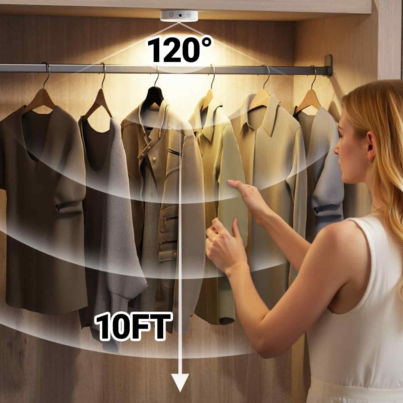 Eine Frau, die in einem Schrank nach Kleidung greift, der mit intelligenten Lichtern beleuchtet ist und mit Maßen versehen ist.