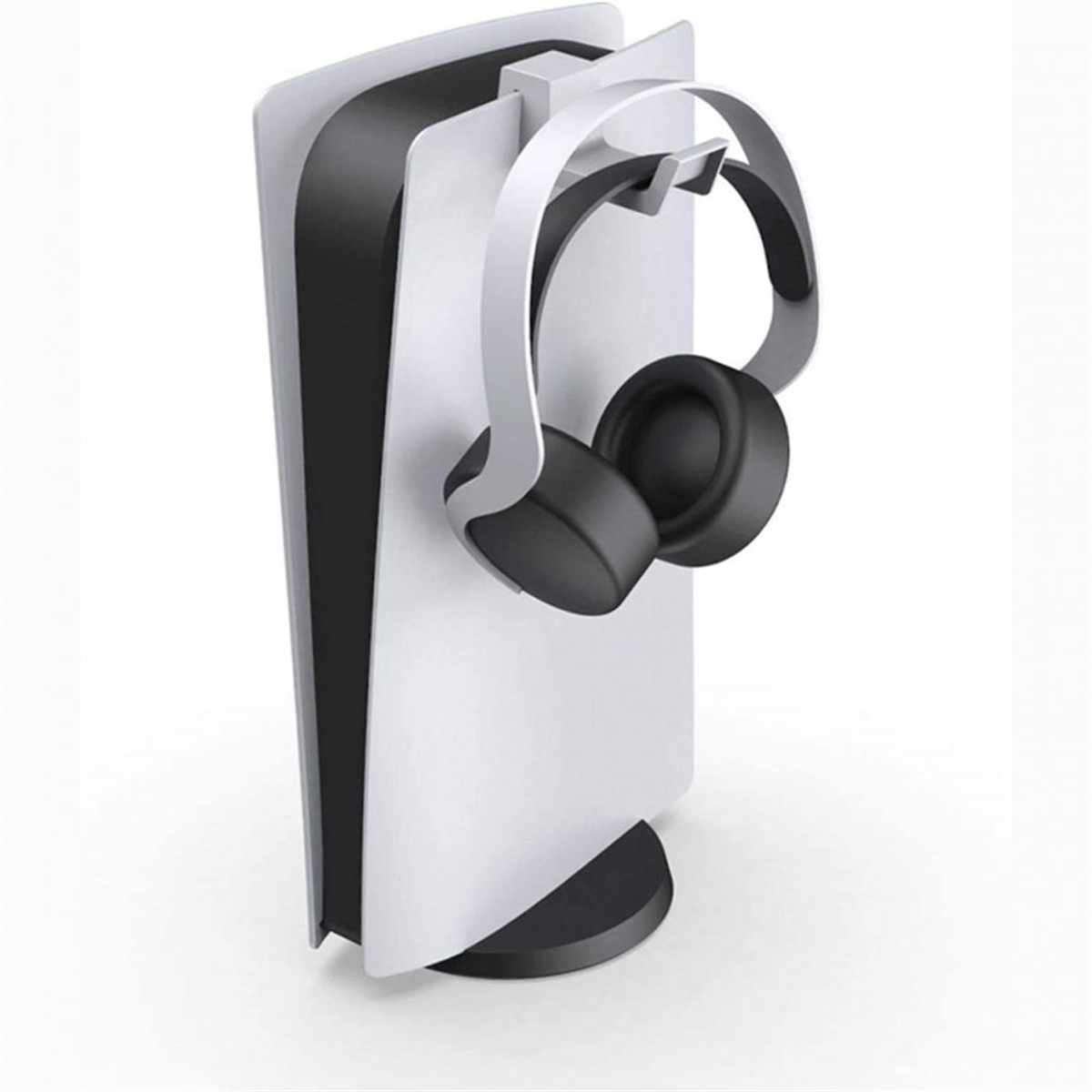 Eine weiße PlayStation 5 Konsole mit einem Headset auf einem Ständer, gezeigt auf weißem Hintergrund.
