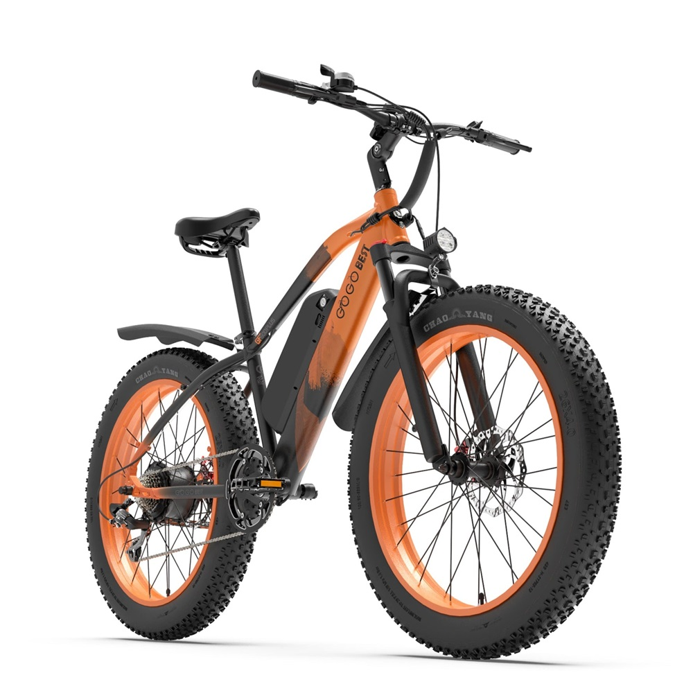 Una bici elettrica arancione e nera vista frontalmente, con pneumatici spessi e batteria nera.