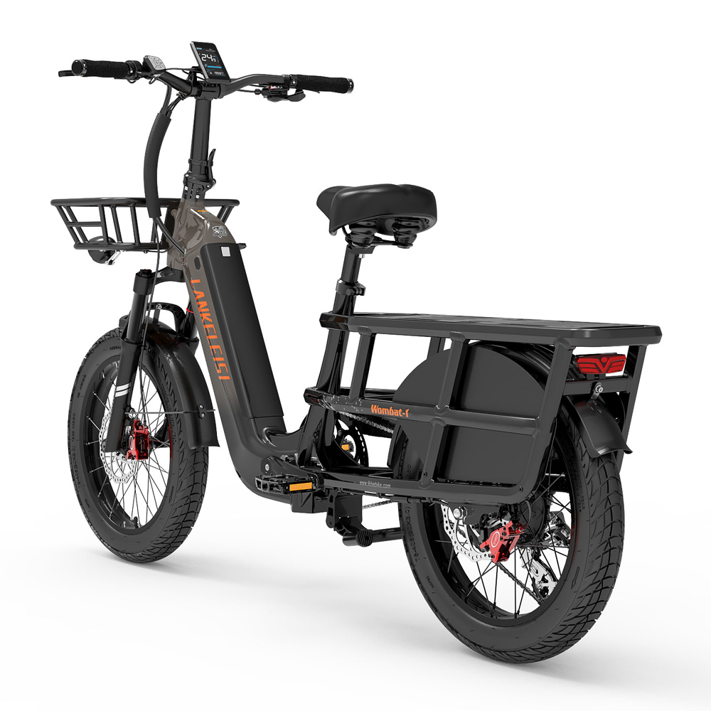 Ein Elektrofahrrad mit Korb, schwarzem Rahmen und dicken Reifen auf weißem Hintergrund.