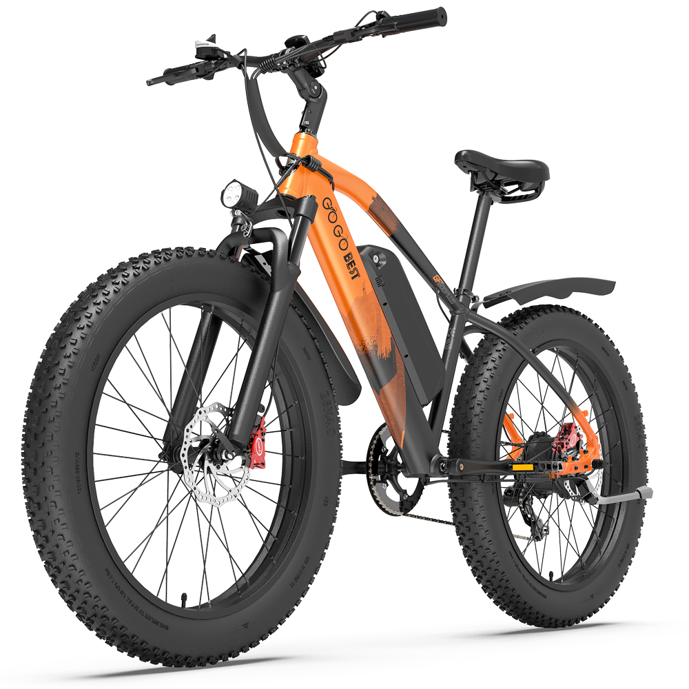 Bici elettrica con design arancione e nero, pneumatici spessi e batteria nera, vista frontale.