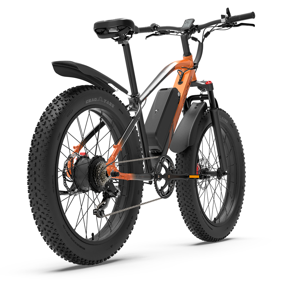 Bicicletta elettrica con design arancione e nero, pneumatici spessi e batteria nera, vista posteriore.