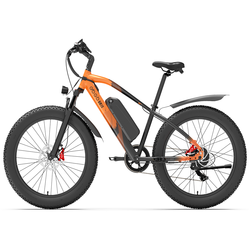Orange-schwarzes Elektrofahrrad auf weißem Hintergrund, mit dicken Reifen und schwarzem Akku.