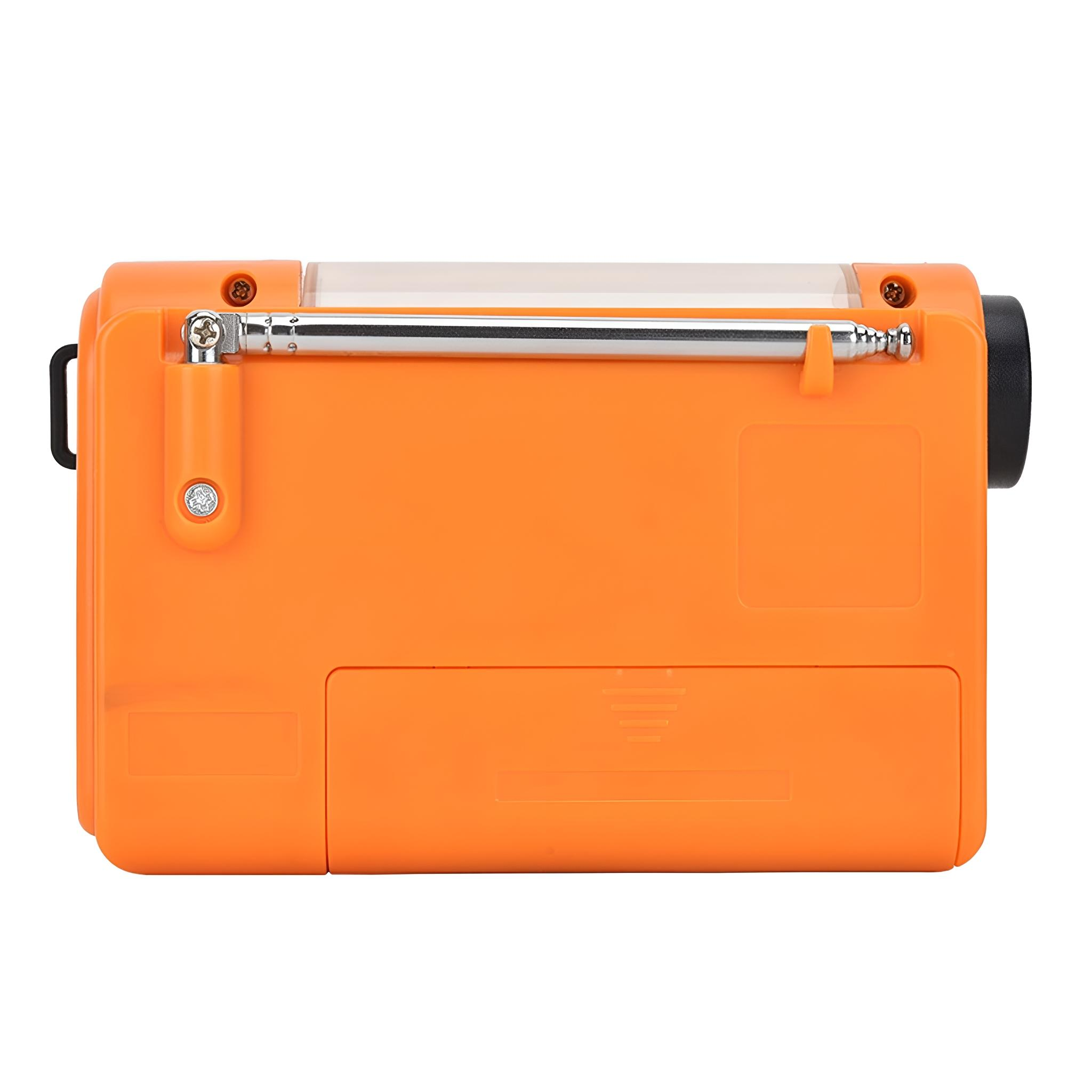 Rückansicht eines orangefarbenen Handkurbelradios mit sichtbarem Batteriefach.