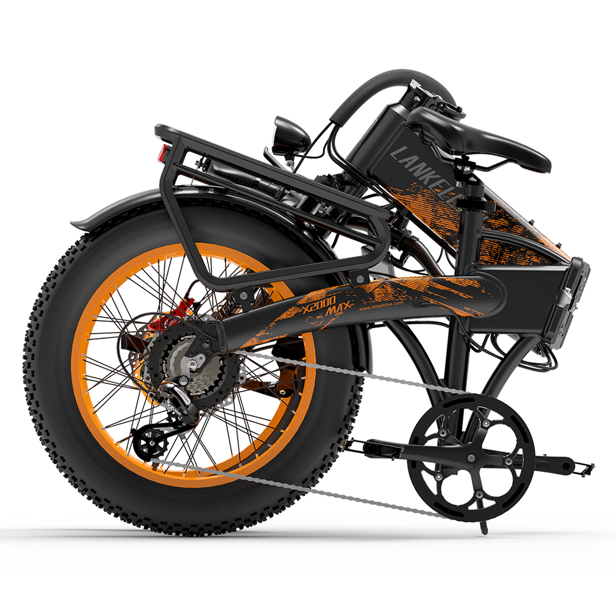 Schwarz-oranges E-Bike mit fetten Reifen, Seitenansicht, mit Gepäckträger und detaillierten Komponenten.