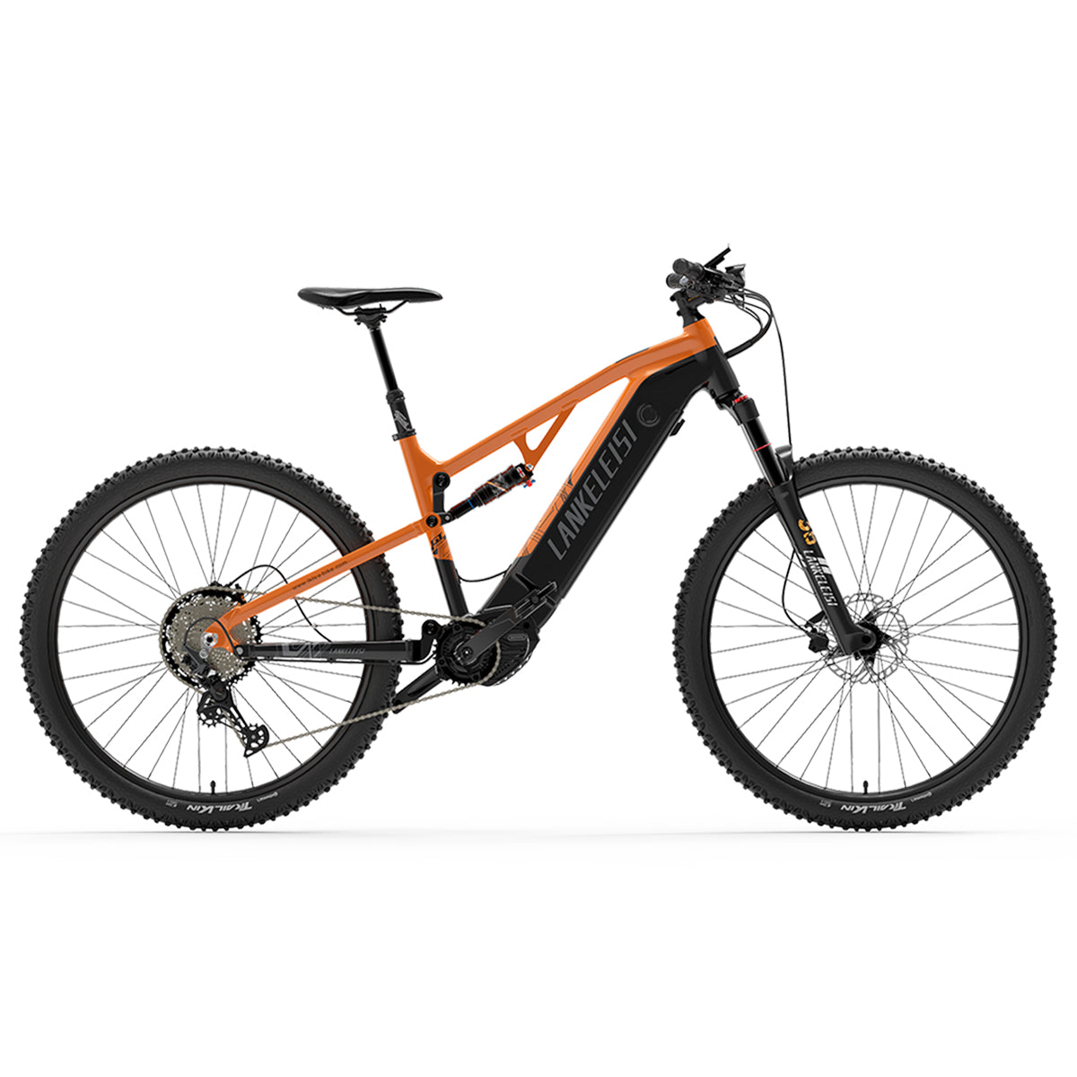 Orangefarbenes und schwarzes Mountainbike auf weißem Hintergrund.