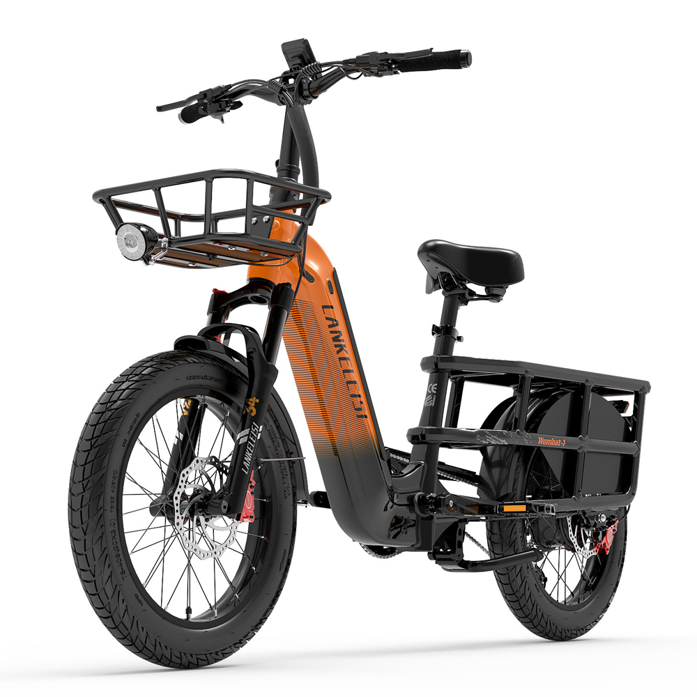 Bicicleta eléctrica naranja y negra con cesta, faros y neumáticos anchos, aislada en blanco.