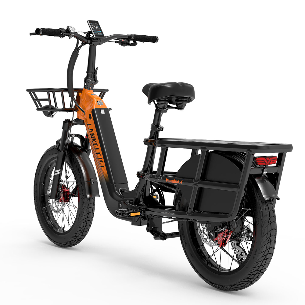 Schwarzes und oranges Elektrofahrrad mit Korb, Gepäckträger und schwarzen Reifen auf weißem Hintergrund.