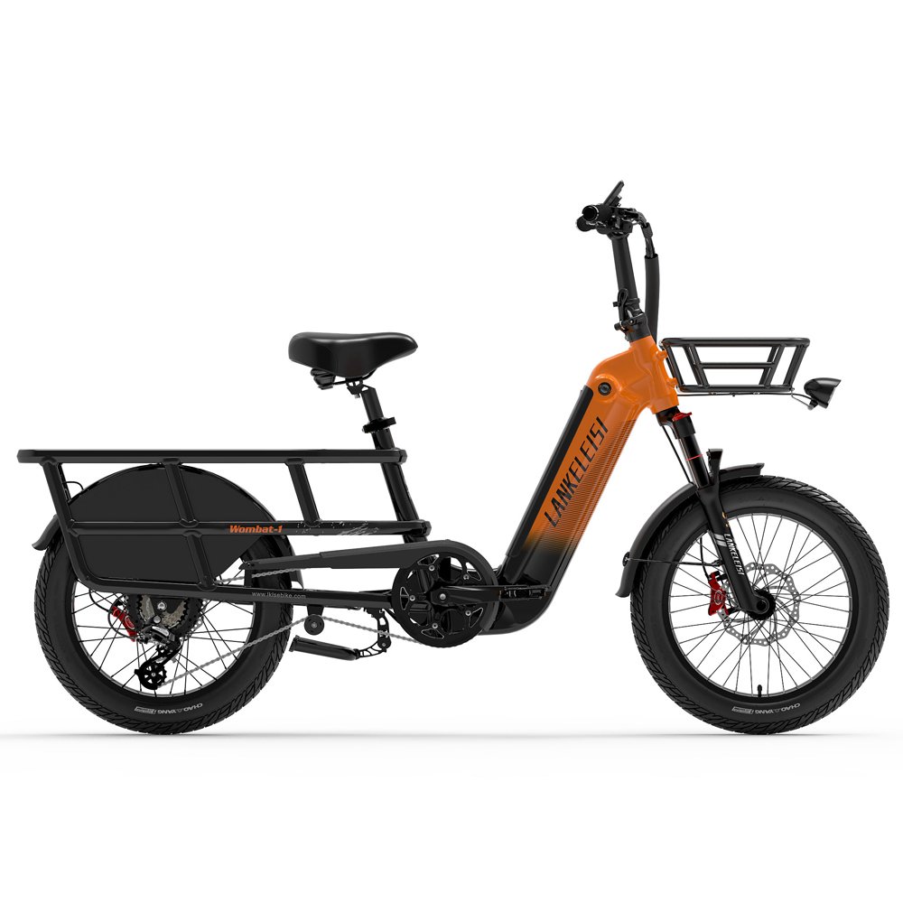 Schwarzes und oranges Elektrofahrrad mit Korb, Gepäckträger und schwarzen Reifen auf weißem Hintergrund.