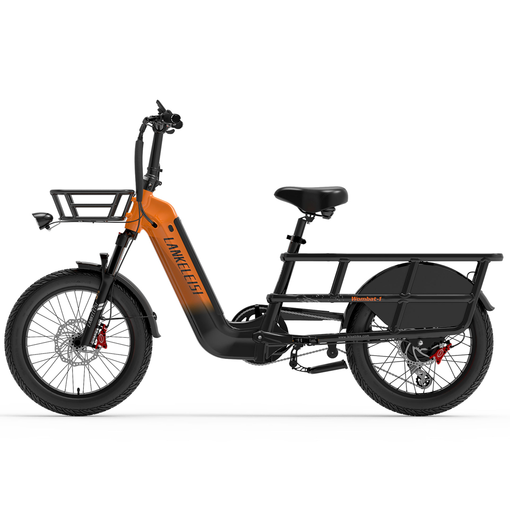 Schwarzes und oranges Elektrofahrrad mit Korb, Gepäckträger und schwarzen Reifen auf weißem Hintergrund.