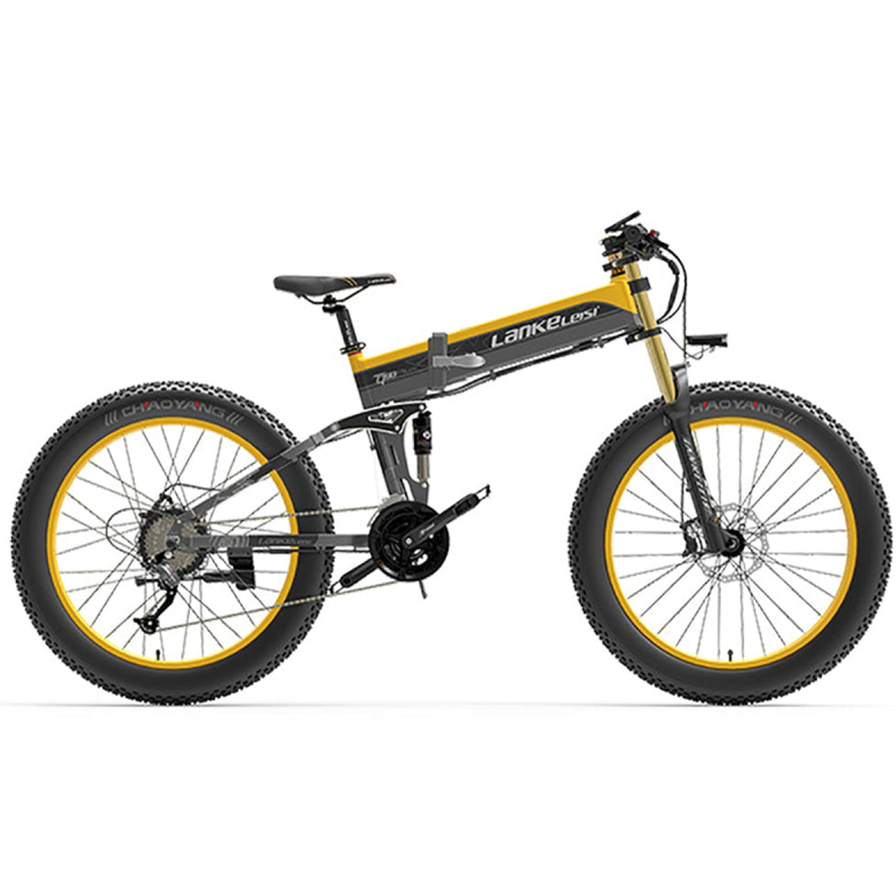 Ein Elektrofahrrad mit großen Reifen. Es hat gelbe Felgen und einen schwarzen Rahmen. Das Fahrrad steht auf weißem Hintergrund.