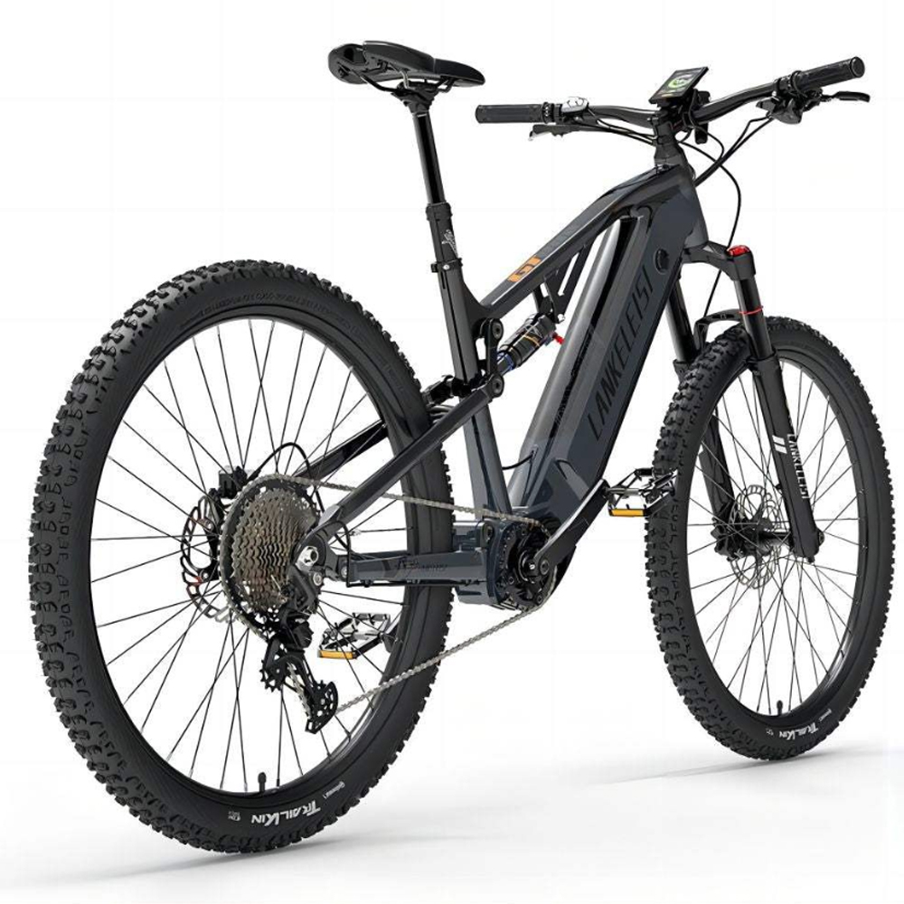 Schwarzes elektrisches Mountainbike auf weißem Hintergrund. Es hat einen komplexen Rahmen und dicke Reifen.