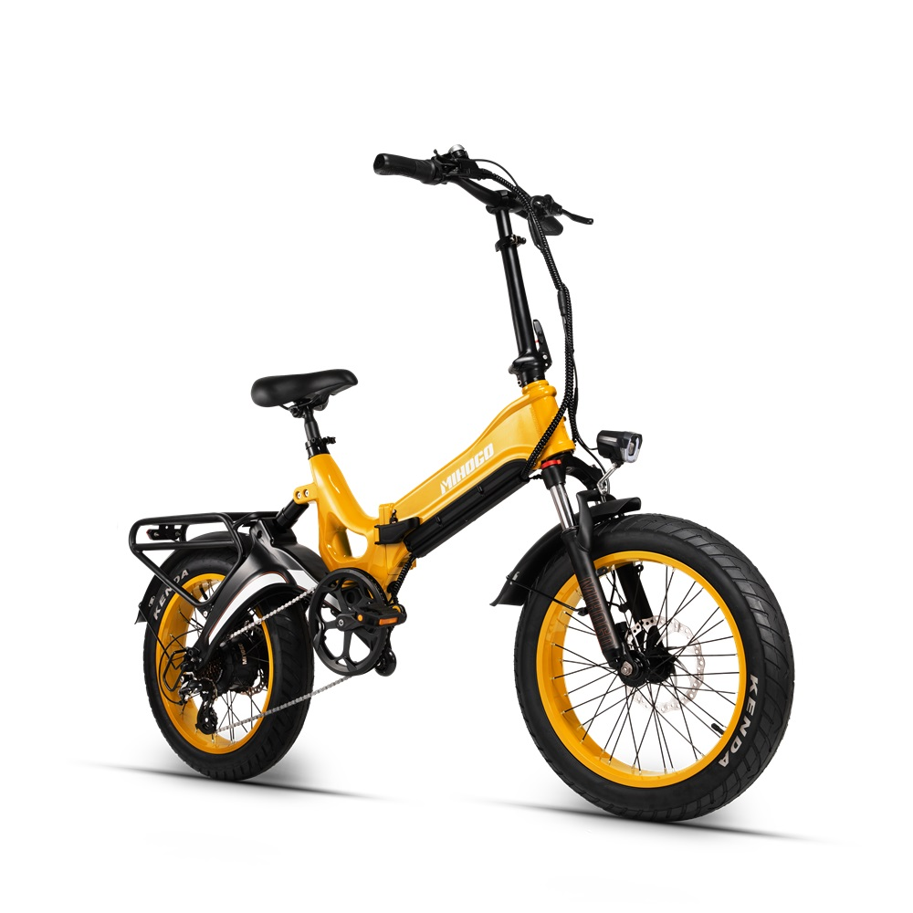 Ein gelbes E-Bike mit schwarzen Akzenten, auf weißem Hintergrund. Es hat einen Frontkorb.