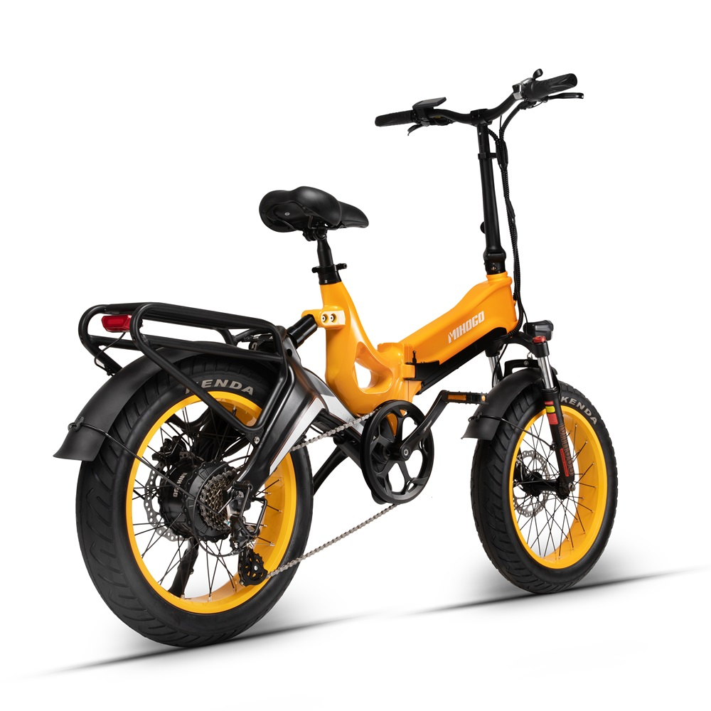 Gelb-schwarzes Elektrofahrrad auf weißem Hintergrund. Es hat einen schwarzen Gepäckträger und schwarze Reifen.