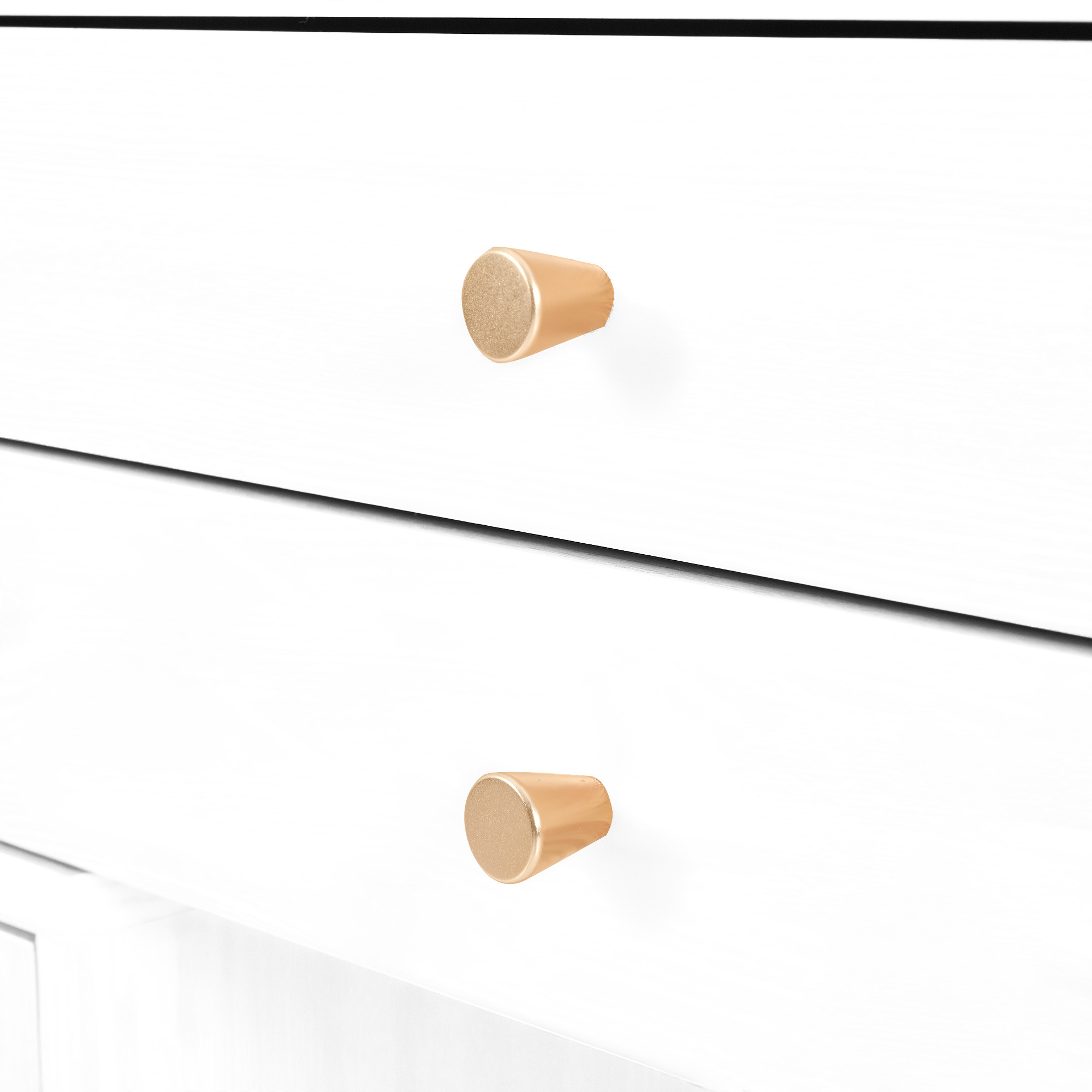 Nahaufnahme von zwei weißen Schubladen mit goldfarbenen Knöpfen. Die Knöpfe sind abgerundet und kegelförmig.