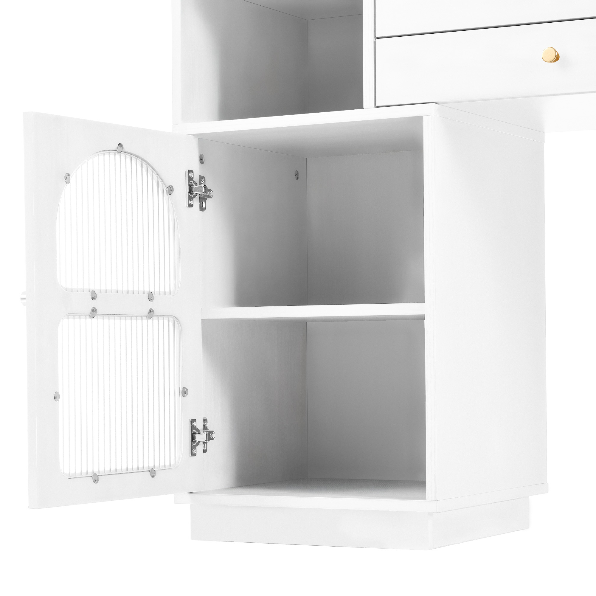 Weißer Schrank mit offener Tür, die Regale freigibt. Detail einer Schublade mit goldfarbenem Griff.