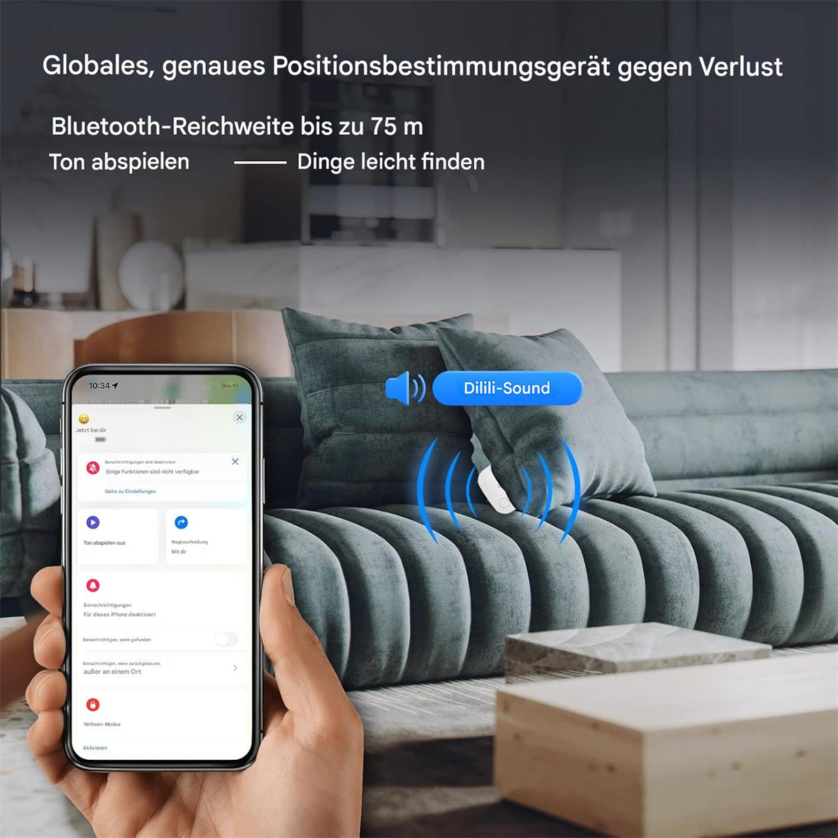 Hand, die ein Telefon hält, das eine App mit einem Tonsymbol anzeigt, das von der Couch kommt. Blau und Grau.