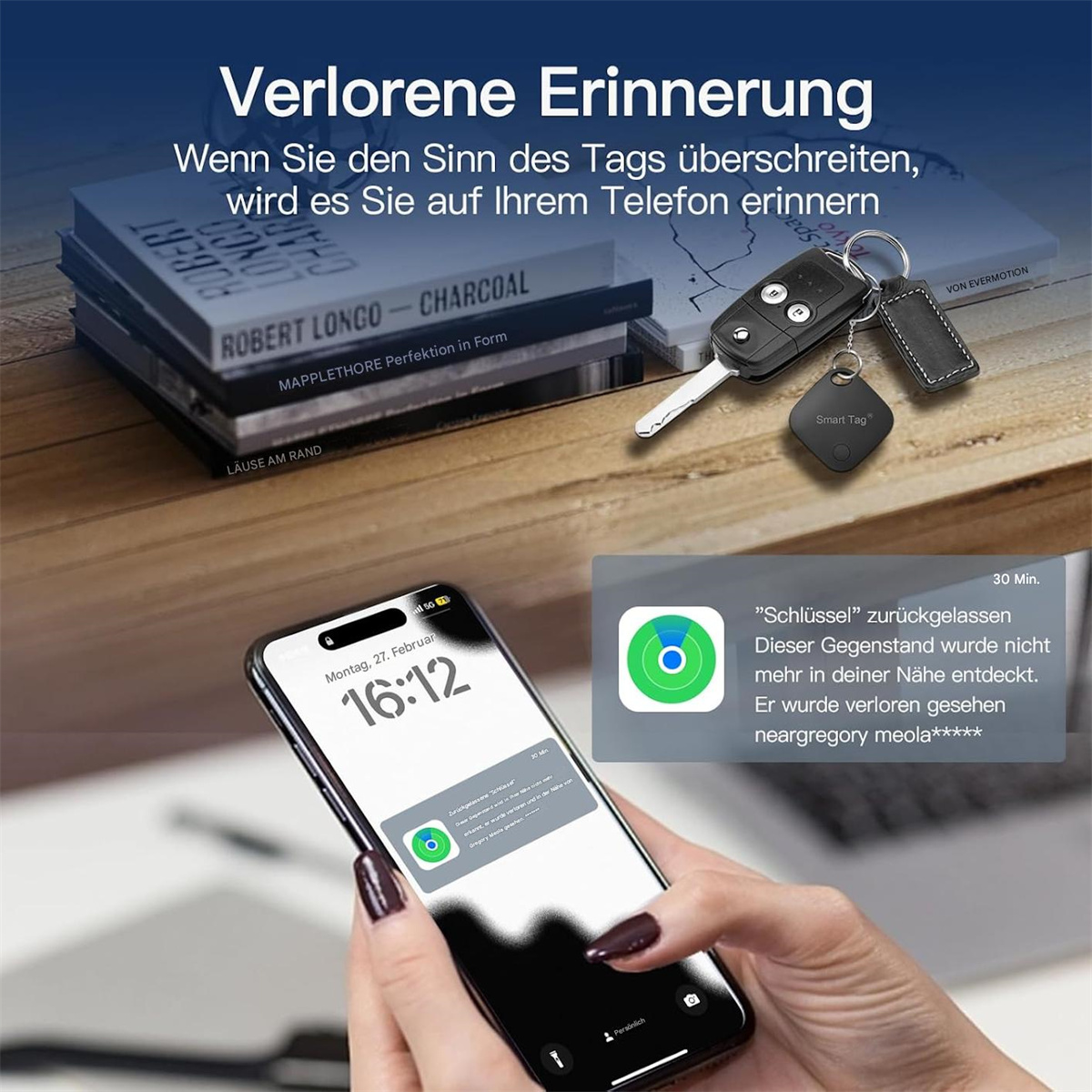 Telefon, das eine Tracking-App anzeigt, Schlüssel und Tracker auf einem Tisch. Bücher im Hintergrund.