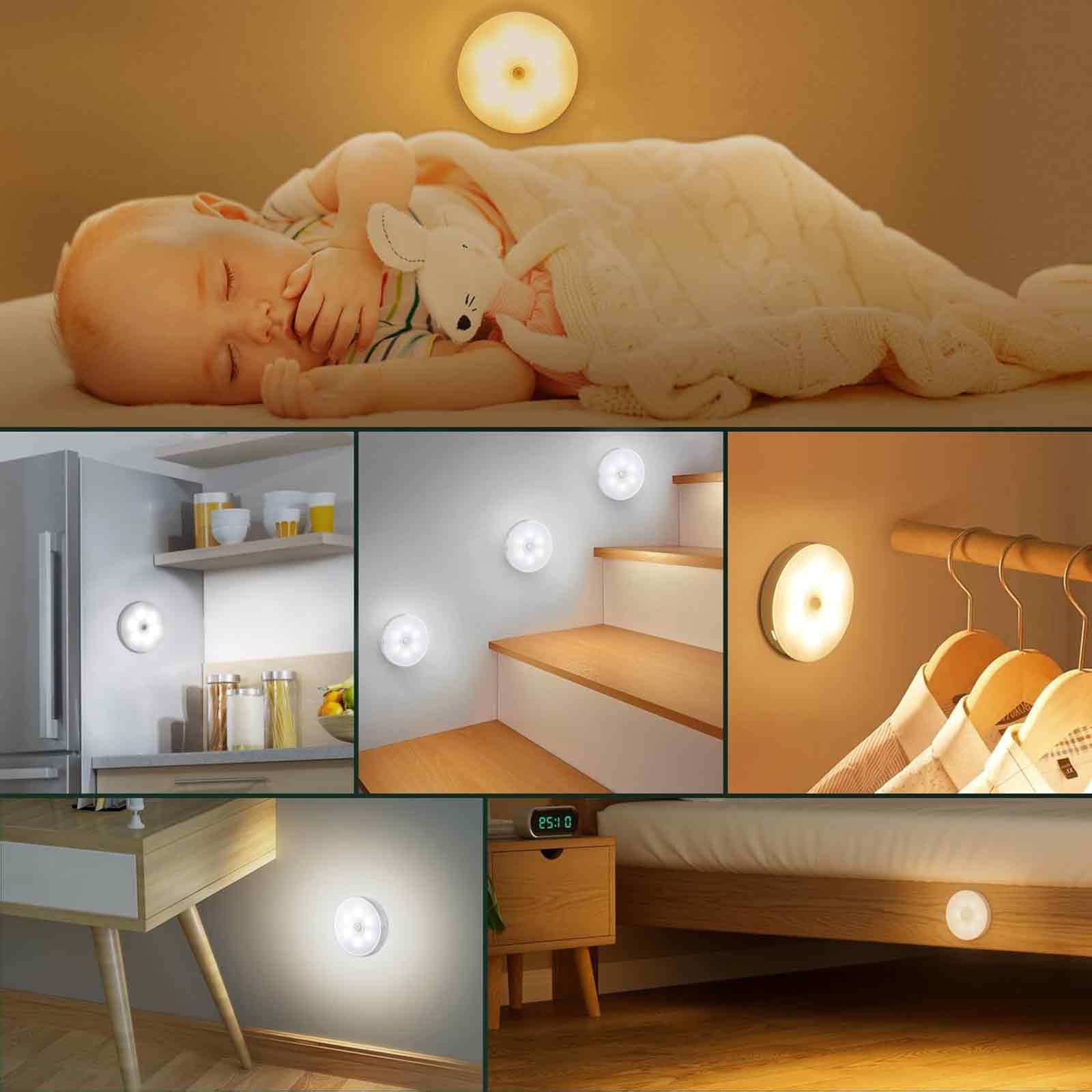 Ein Baby schläft unter einer Decke. Mehrere kleine, runde, weiße Lichter beleuchten Bereiche eines Raumes.