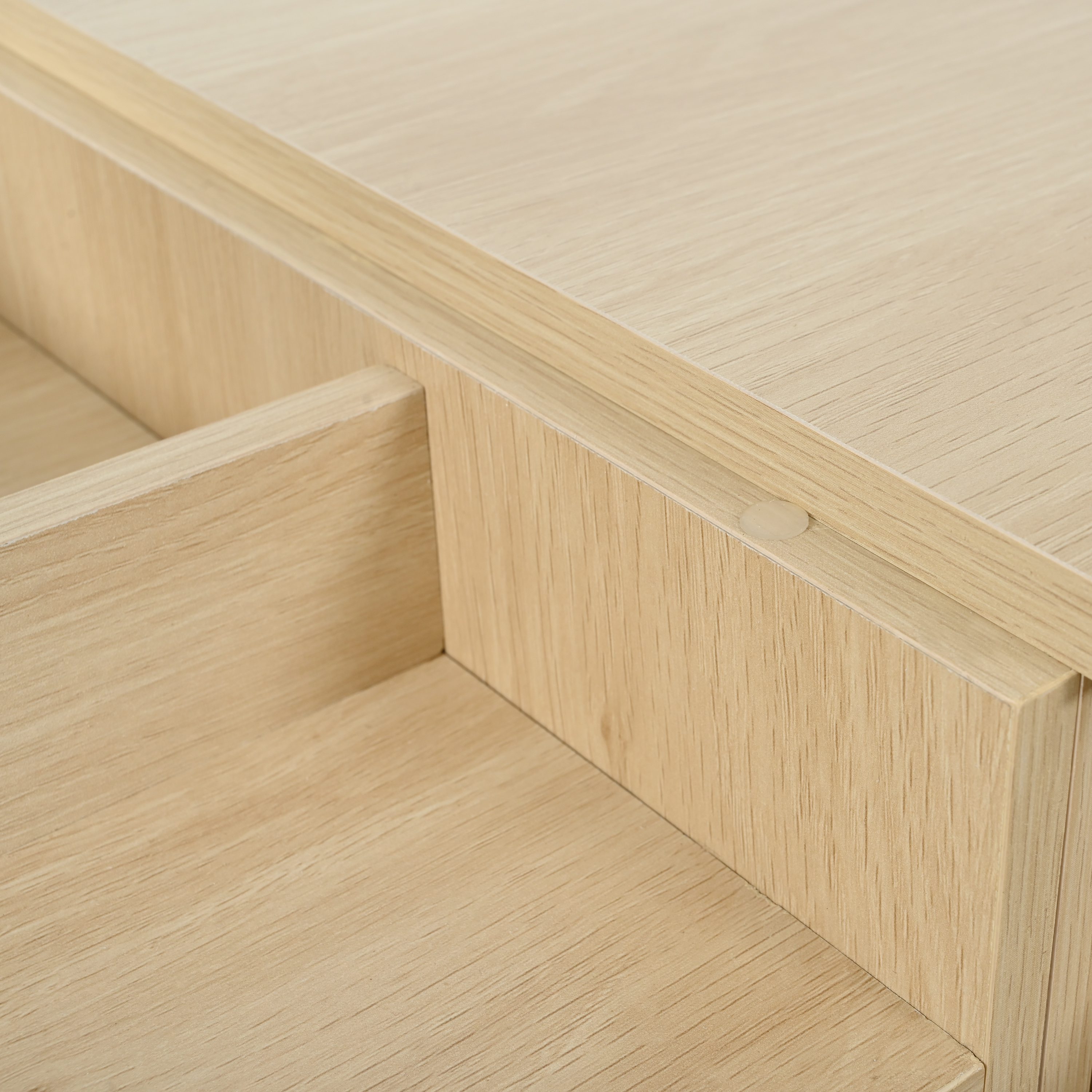 Nahaufnahme eines Holzschubladendetails, das die Holzmaserung und Konstruktion zeigt.