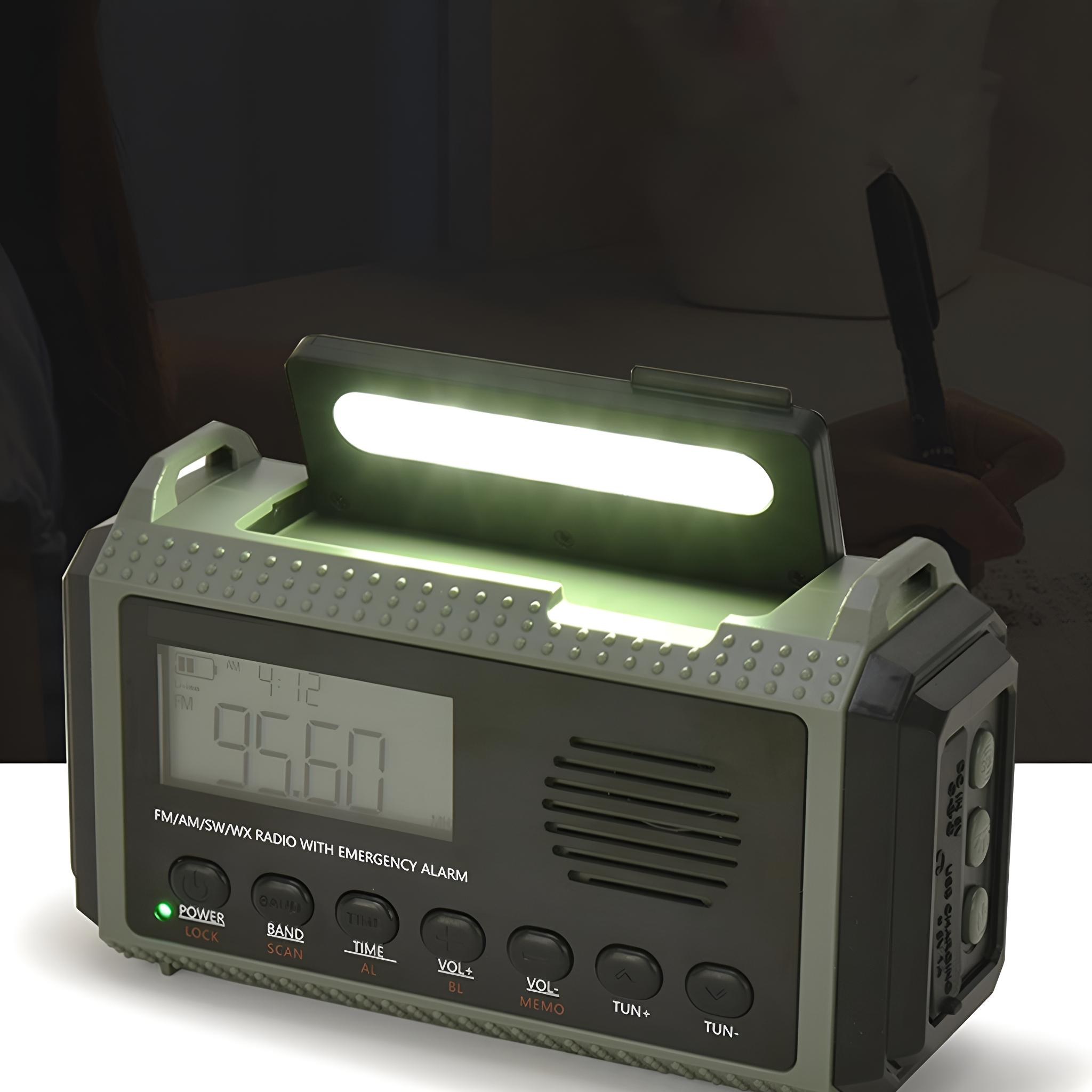 Grünes und schwarzes Radio mit Licht. Anzeige zeigt 95,60. Stift und Papier im Hintergrund.