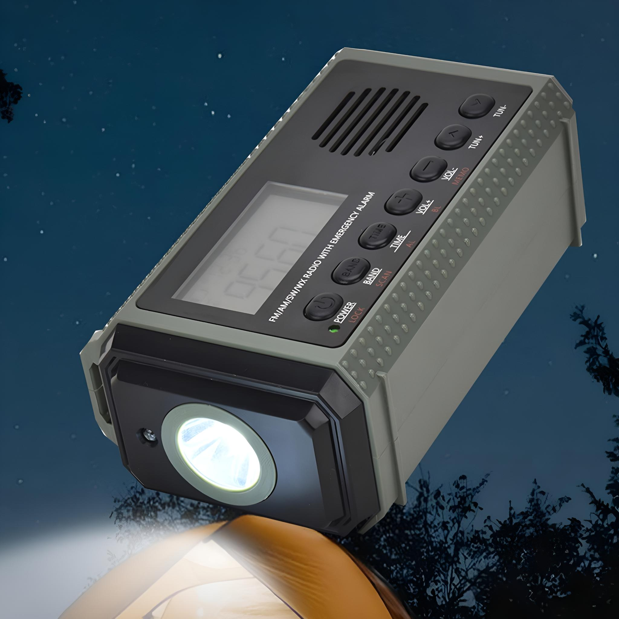 Ein grün-schwarzes Radio mit Taschenlampe und hellem Licht. Im Hintergrund ein Zelt.