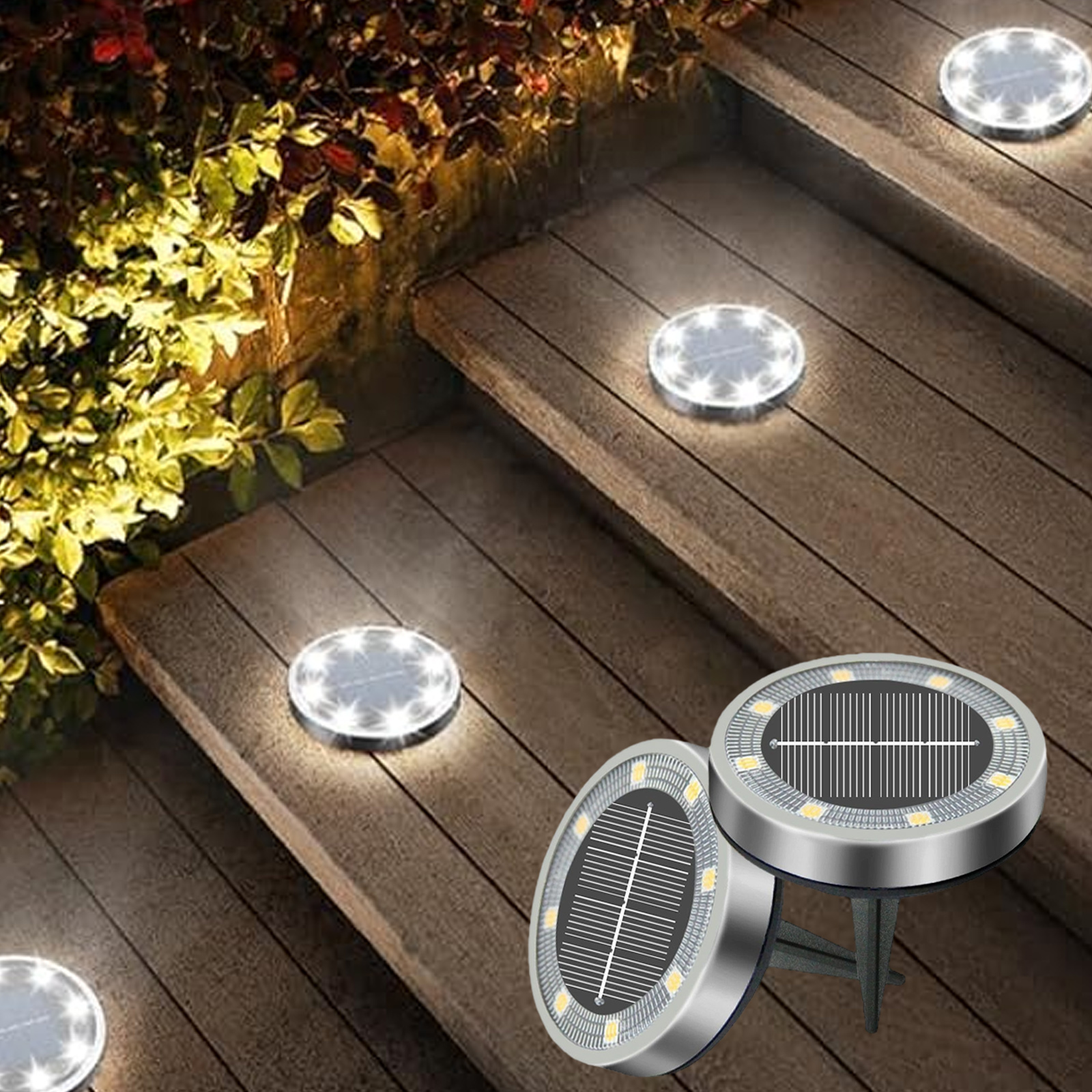Solarleuchten auf Holzstufen installiert. Die Leuchten sind silberfarben und rund, mit einem schwarzen Solarpanel.