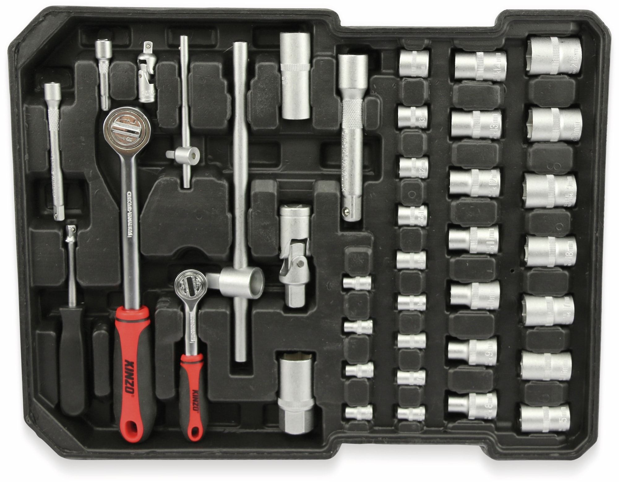 Mallette noire avec outils : douilles, cliquets, tournevis, etc. Fond noir.