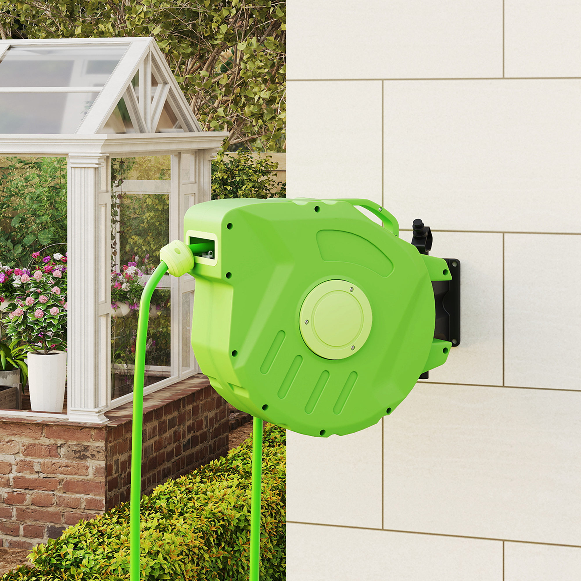 Avvolgitubo verde con tubo, montato su un muro, con scena di giardino.