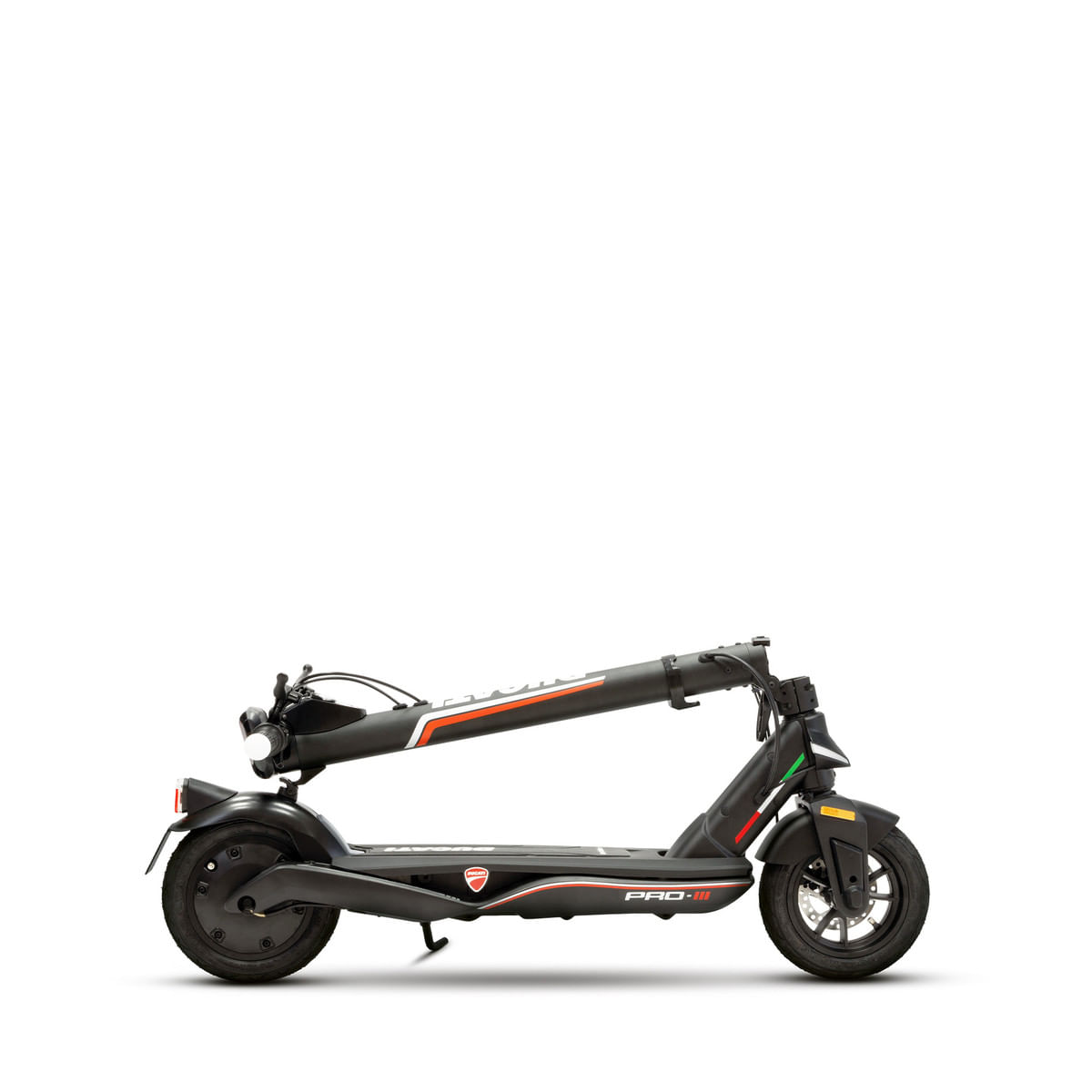 Scooter Ducati, nero con dettagli rossi, piegato, sfondo bianco.